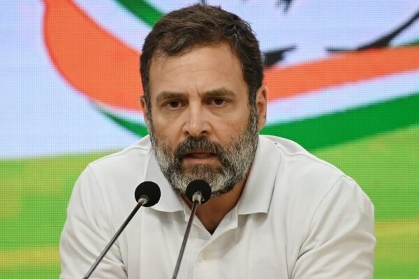 प्रेस कॉन्फ्रेंस में राहुल गांधी