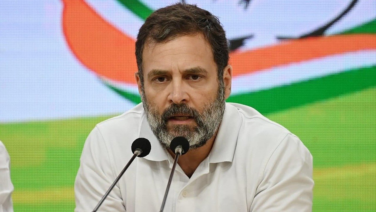 प्रेस कॉन्फ्रेंस में राहुल गांधी