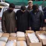जब्त हेरोइन के पैकेटों के साथ पुलिस कार्रवाई — सांकेतिक तस्वीर
