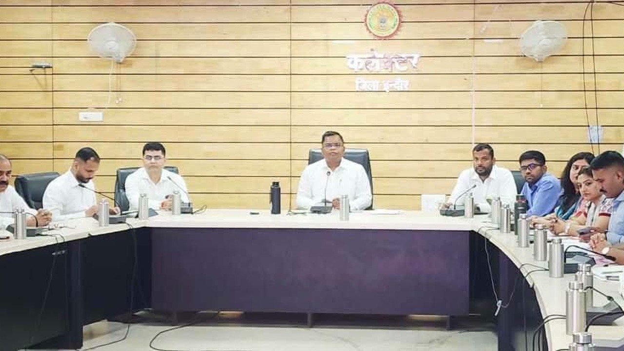 इंदौर कलेक्ट्रेट में टीएल समीक्षा बैठक (फोटो: सौजन्य — जनसंपर्क, मध्यप्रदेश)