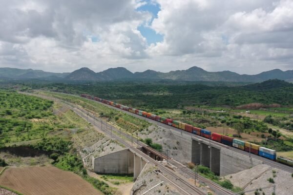 पश्चिमी डेडिकेटेड फ्रेट कॉरिडोर पर कंटेनर मालगाड़ी
