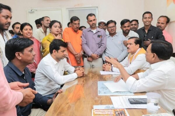 भाजपा सहयोग सेल — उप-मुख्यमंत्री Jagdish Devda कार्यकर्ताओं से संवाद करते हुए (फोटो: भाजपा, मध्यप्रदेश)
