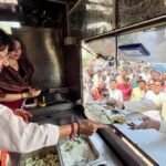 दीनदयाल रसोई चलित केंद्र पर जरूरतमंदों को भोजन परोसते नगरीय प्रशासन मंत्री कैलाश विजयवर्गीय