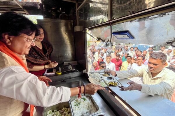दीनदयाल रसोई चलित केंद्र पर जरूरतमंदों को भोजन परोसते नगरीय प्रशासन मंत्री कैलाश विजयवर्गीय