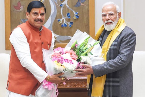 प्रधानमंत्री नरेंद्र मोदी से भेंट करते मुख्यमंत्री डॉ. मोहन यादव
