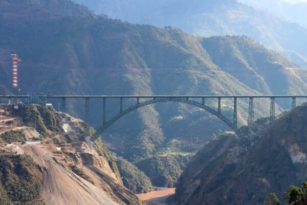दुनिया के सबसे ऊंचे चिनाब रेल ब्रिज की तस्वीर