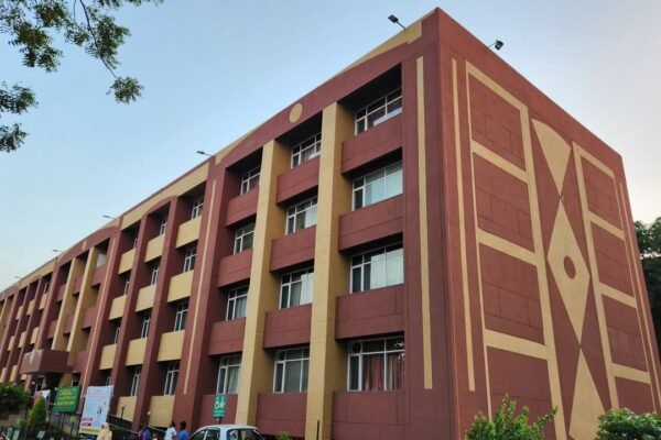 ओंकारेश्वर में नर्मदा नदी पर नावें