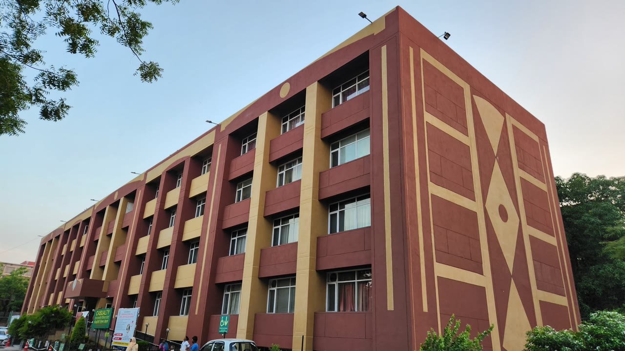 ओंकारेश्वर में नर्मदा नदी पर नावें