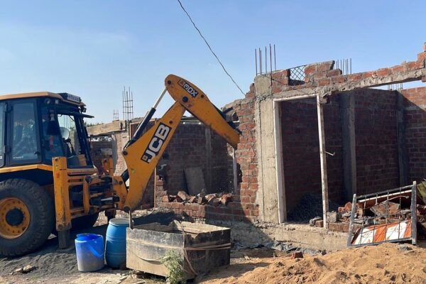 बागोदा में अवैध निर्माण हटाती जेसीबी