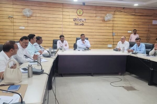 कलेक्ट्रेट इंदौर में खाद्य सुरक्षा सलाहकार समिति की बैठक