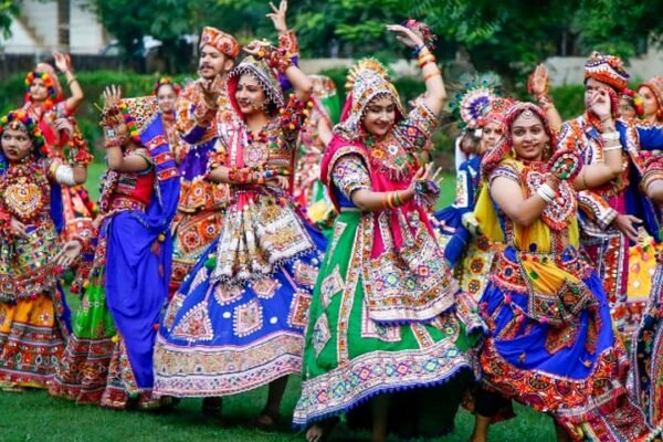 गरबा खेलती महिलाएं (सांकेतिक तस्वीर)
