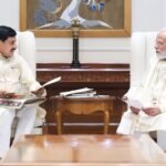 प्रधानमंत्री नरेंद्र मोदी से भेंट करते मुख्यमंत्री डॉ. मोहन यादव