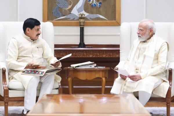 प्रधानमंत्री नरेंद्र मोदी से भेंट करते मुख्यमंत्री डॉ. मोहन यादव