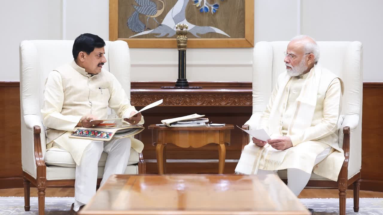 प्रधानमंत्री नरेंद्र मोदी से भेंट करते मुख्यमंत्री डॉ. मोहन यादव