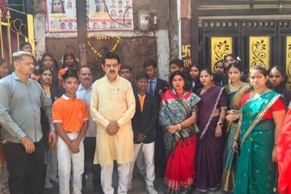 सांसद शंकर लालवानी के साथ विद्यालय के छात्र-छात्राएं
