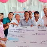 स्व-सहायता समूह को 32 लाख रुपए का डेमो चेक सौंपते अतिथि