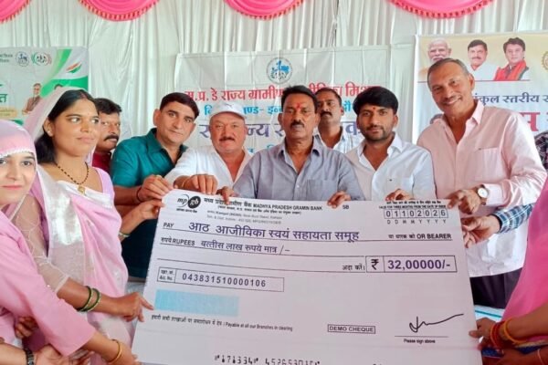 स्व-सहायता समूह को 32 लाख रुपए का डेमो चेक सौंपते अतिथि