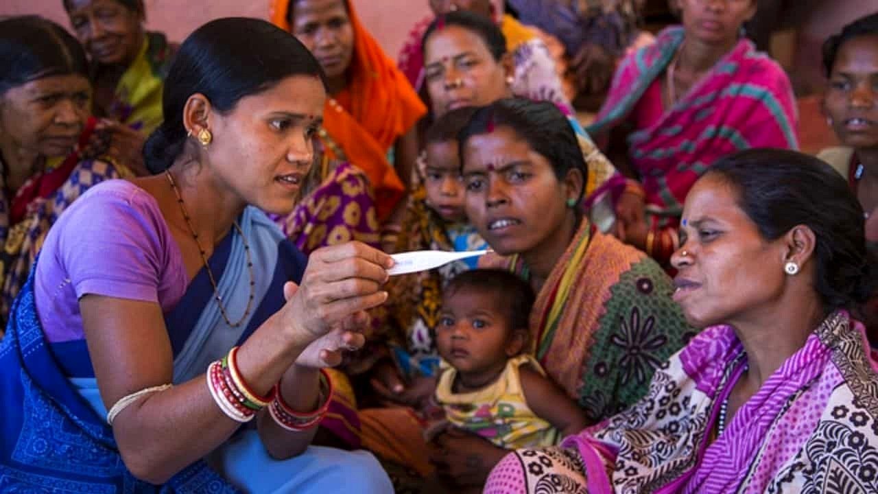 आशा कार्यकर्ता ग्रामीण महिलाओं को स्वास्थ्य जानकारी देते हुए (सांकेतिक तस्वीर)