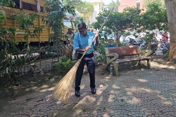 स्वच्छता अभियान में झाड़ू लगाते नगर निगम आयुक्त