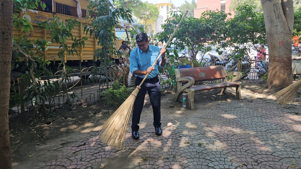 स्वच्छता अभियान में झाड़ू लगाते नगर निगम आयुक्त