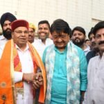 इंदौर विमानतल पर थावरचंद गहलोत का स्वागत करते मंत्री कैलाश विजयवर्गीय