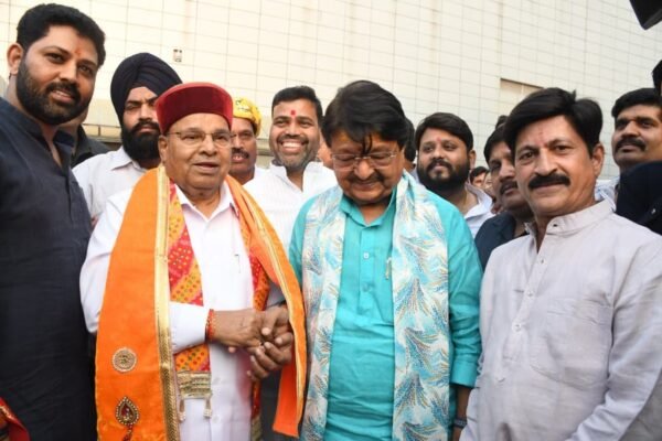 इंदौर विमानतल पर थावरचंद गहलोत का स्वागत करते मंत्री कैलाश विजयवर्गीय