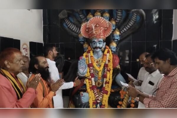 इंदौर के अर्जुन गोहर नगर में रावण मंदिर में पूजा-अर्चना करते श्रद्धालु