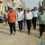 निर्माणाधीन सड़क का निरीक्षण करते आयुक्त क्षितिज सिंघल