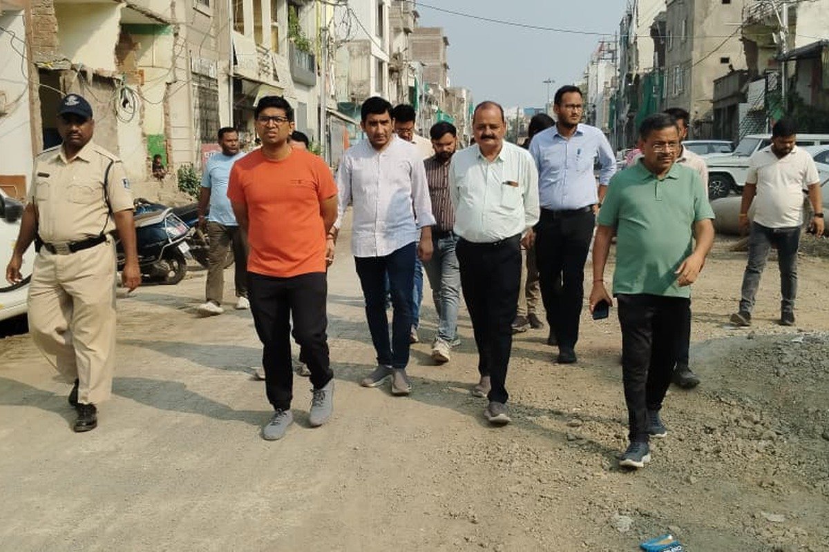 निर्माणाधीन सड़क का निरीक्षण करते आयुक्त क्षितिज सिंघल
