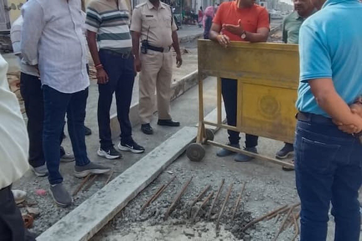 निरीक्षण के दौरान अधिकारी