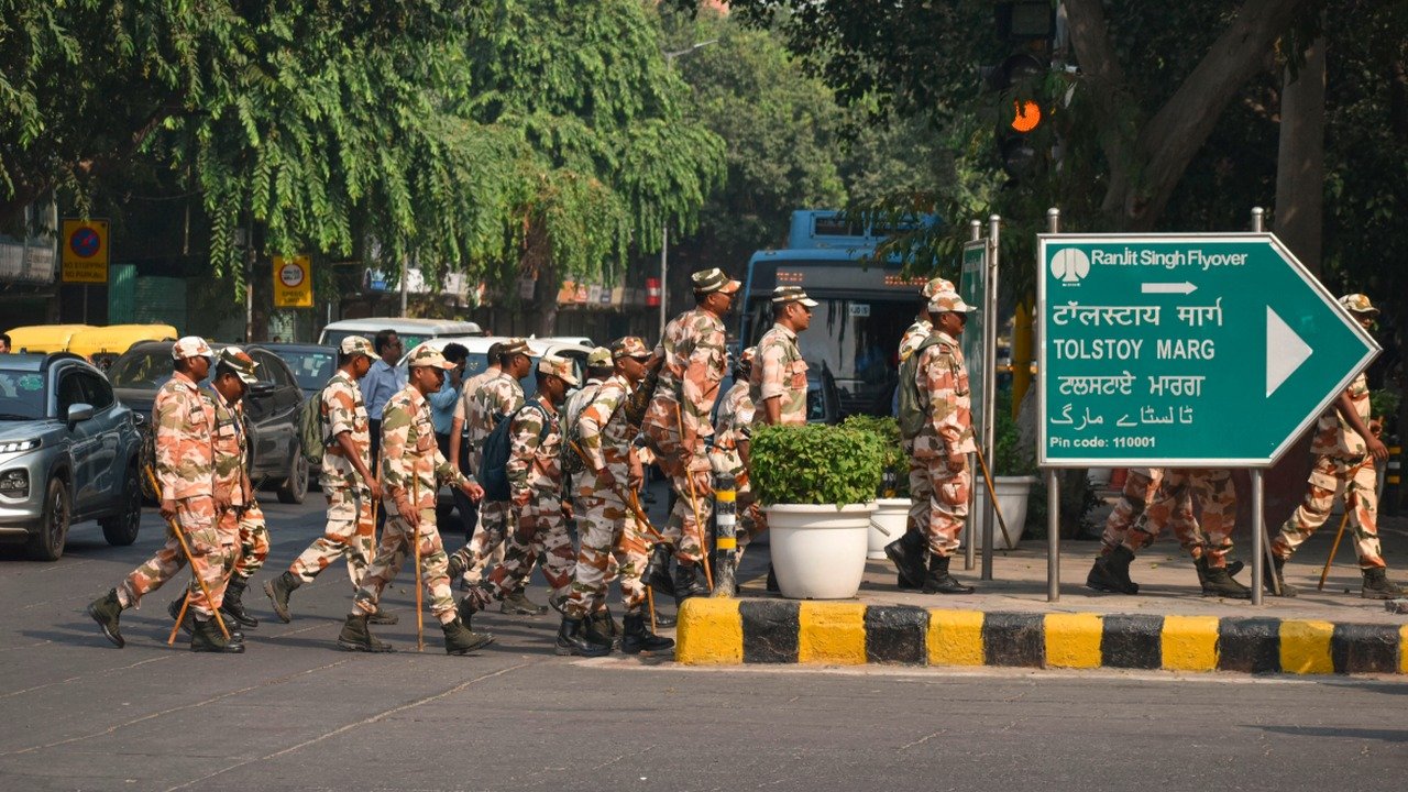 9 अक्टूबर को मध्य दिल्ली में INDIA ब्लॉक के मार्च से पहले तैनात सुरक्षाकर्मी