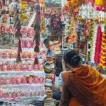 दिवाली की खरीदारी के लिए सजी दुकान