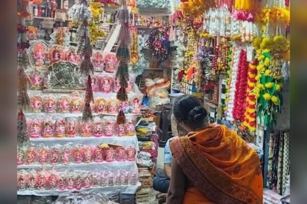 दिवाली की खरीदारी के लिए सजी दुकान