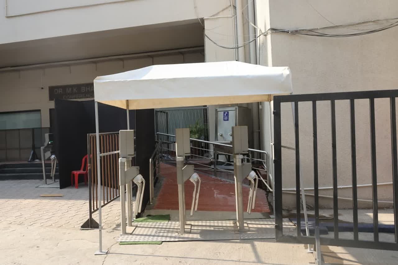 होलकर स्टेडियम के प्रवेश द्वार पर सुरक्षा जांच की व्यवस्था