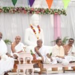 तप अनुमोदना समारोह में विराजमान गुरु भगवंत