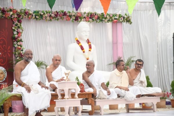 तप अनुमोदना समारोह में विराजमान गुरु भगवंत
