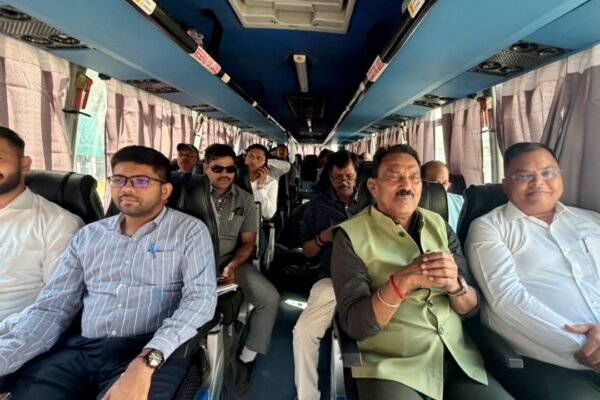 जन विश्वास शिविर के लिए बस में सवार मंत्री तुलसीराम सिलावट, कलेक्टर शिवम वर्मा व अन्य अधिकारी