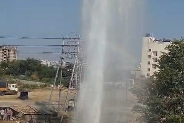कनाड़िया में टूटी पाइपलाइन से उछला पानी