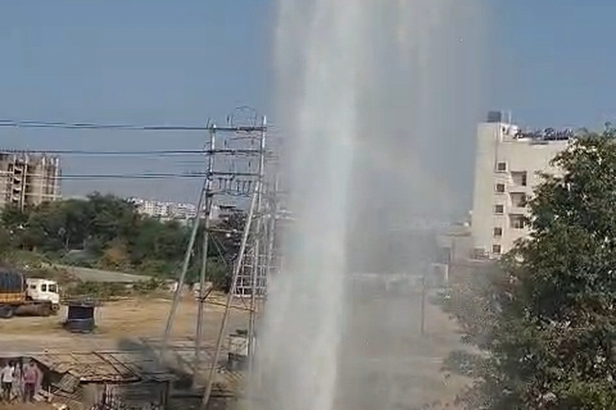 कनाड़िया में टूटी पाइपलाइन से उछला पानी