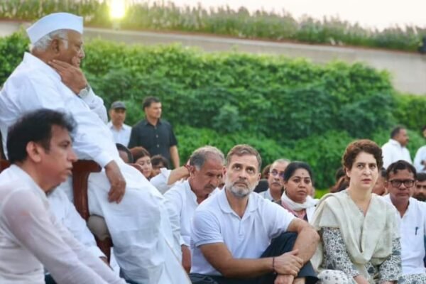 INDIA ब्लॉक के नेता मल्लिकार्जुन खरगे, राहुल गांधी और प्रियंका गांधी राजघाट पर धरने के दौरान — फोटो: ABP Live