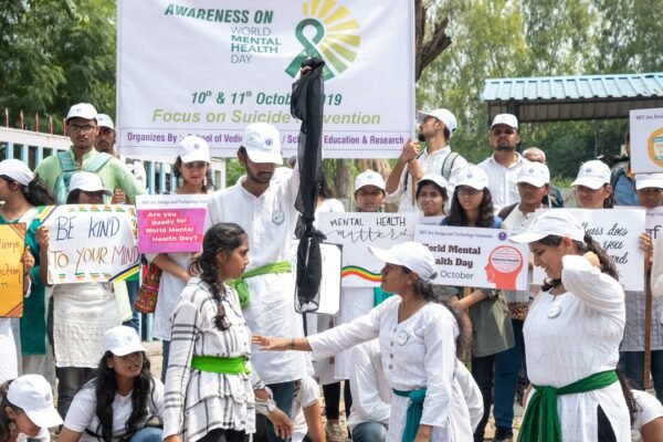 विश्व मानसिक स्वास्थ्य दिवस पर कॉलेज छात्रों का जागरूकता कार्यक्रम