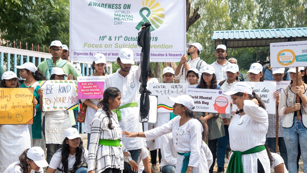 विश्व मानसिक स्वास्थ्य दिवस पर कॉलेज छात्रों का जागरूकता कार्यक्रम