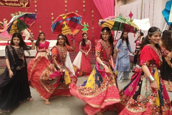 एम.के.एच.एस. गुजराती कन्या महाविद्यालय में ढोलिडा रास गरबा करती छात्राएं