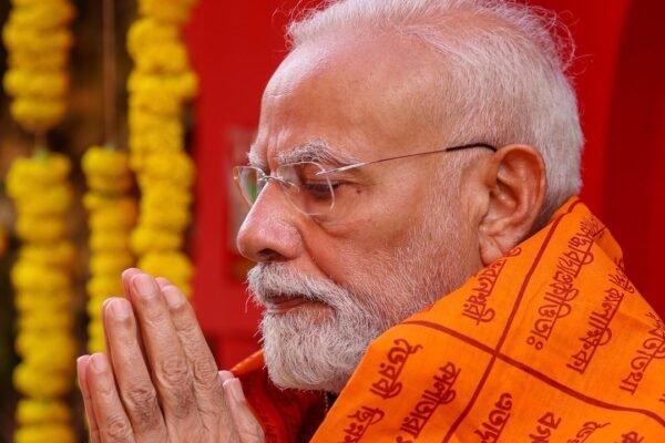 हाथ जोड़कर प्रार्थना करते प्रधानमंत्री नरेंद्र मोदी