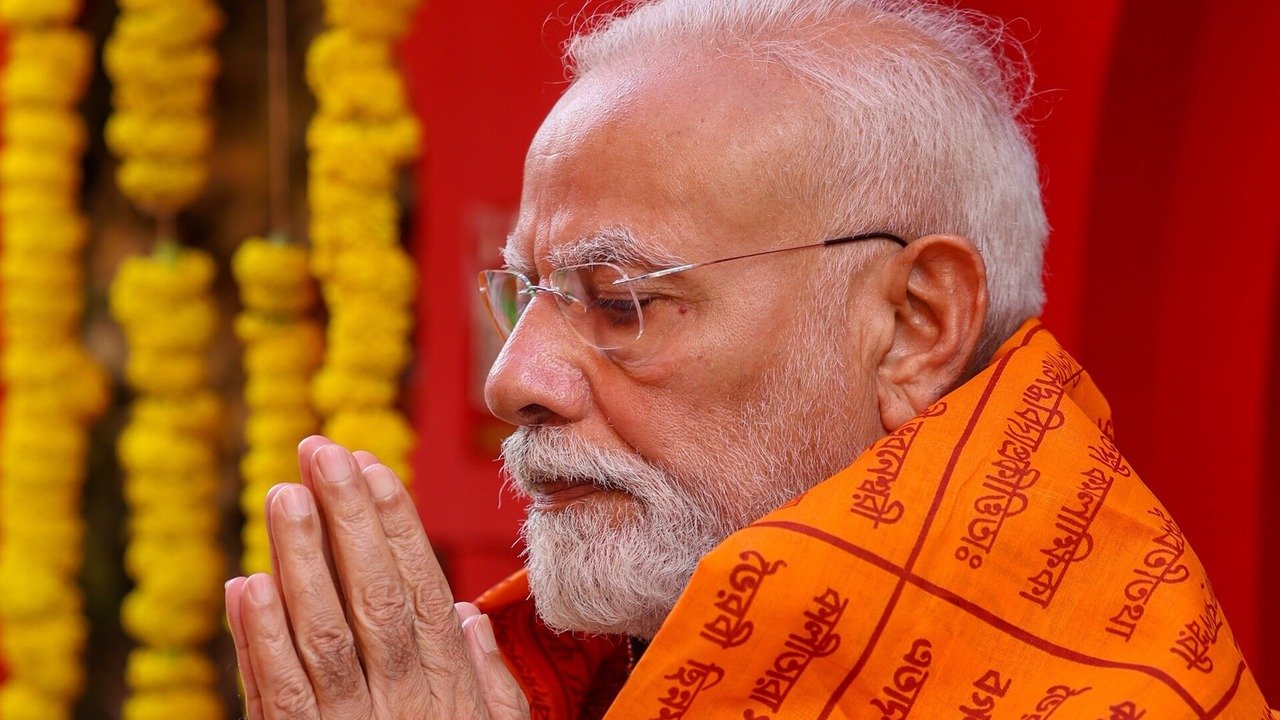 हाथ जोड़कर प्रार्थना करते प्रधानमंत्री नरेंद्र मोदी