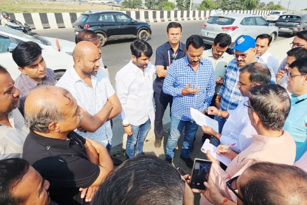 फ्लायओवर पर अधिकारियों से चर्चा करते मंत्री