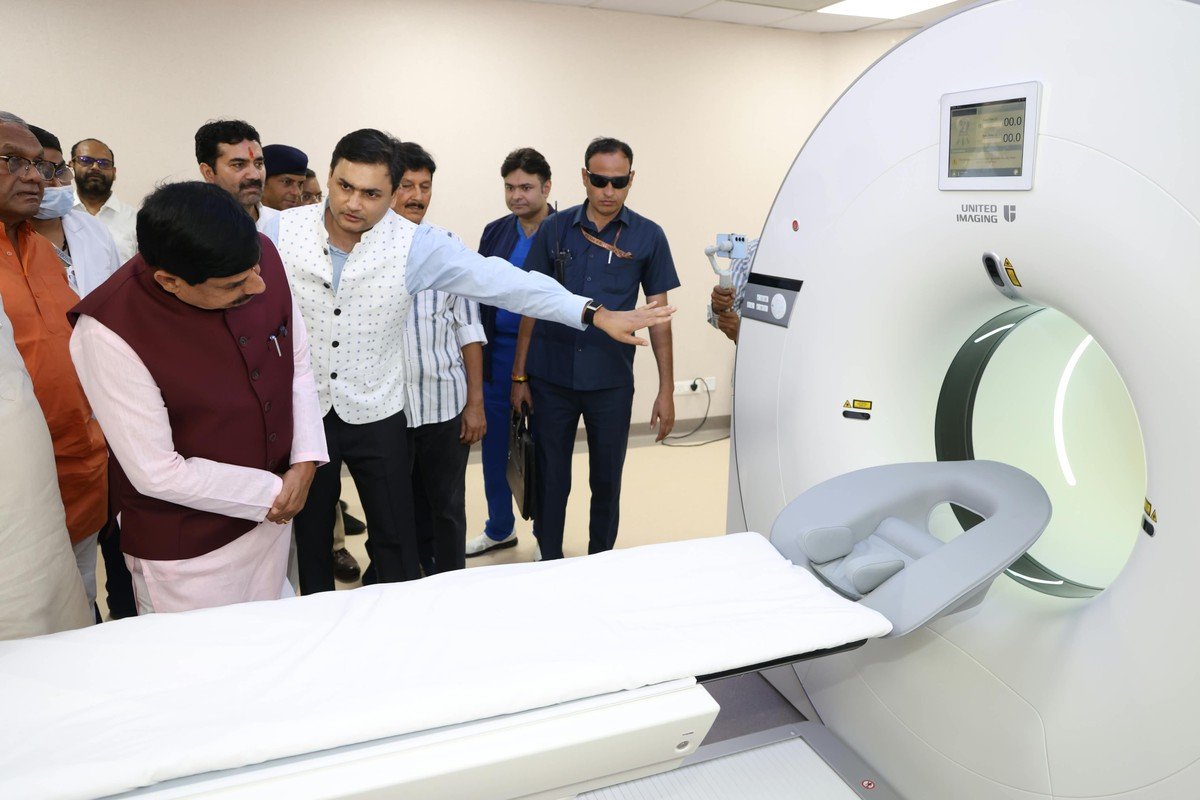 एम.वाय. अस्पताल में PET-CT स्कैन मशीन का अवलोकन करते मुख्यमंत्री डॉ. मोहन यादव