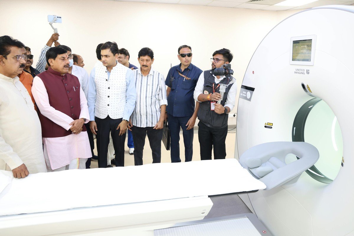 PET-CT स्कैन सेंटर के शुभारंभ अवसर पर मुख्यमंत्री के साथ अधिकारी और चिकित्सक