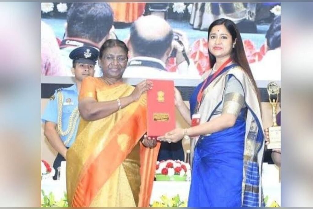 राष्ट्रपति से सम्मान पातीं नेहा मीणा