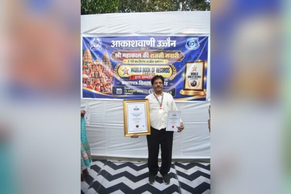 द्वारिकाधीश चौधरी सर्टिफिकेट के साथ